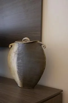 Handcrafted ceramic jar displaying rustic two-tone finish 库存照片