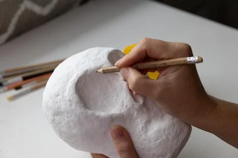 Handcrafted Day of the Dead Skull in Progress: DIY Sculpture Study Foto stock