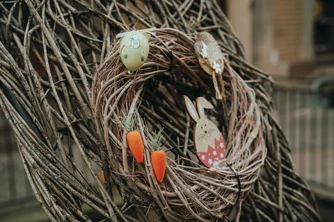 Handcrafted Easter Wreath with Festive Decorations Foto stock