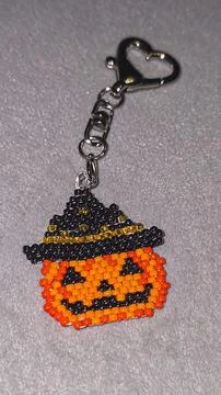 Handcrafted pumpkin-shaped keychain made of orange seed beads and glass beads Фото