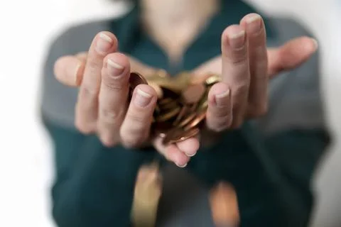  Hände mit Münzen Hände lassen Geld durch die Finger gleiten ,model releas Stock Photos