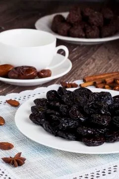 Handful of prunes 库存照片