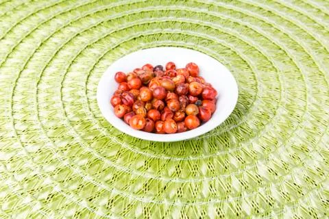 Handful of red spicy tiny round chile tepin peppers Foto stock