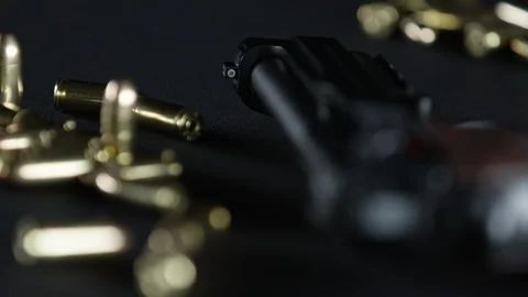 Handgun and ammo Stockbeeldmateriaal 113886385