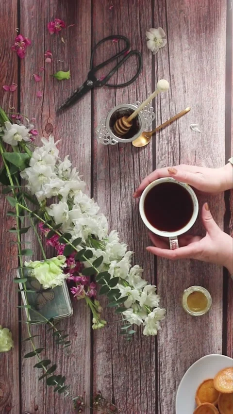 Handheld Black Tea Cup on Dark Wooden Table 4K Vídeo Stock 339270109