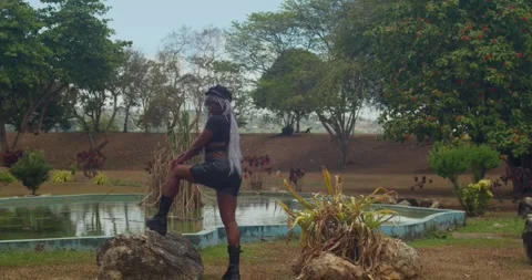Handheld camera footage capturing a dark-skinned girl in a leather outfit and Vidéo 336649965