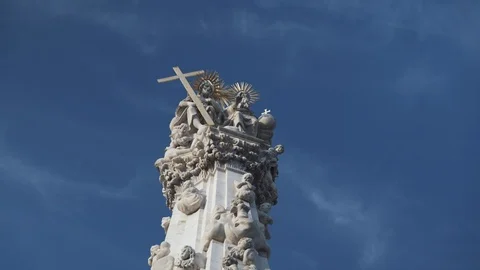 Handheld circular shot of Holy Trinity statue in Budapest under blue sky 動画素材 125135513