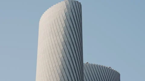 Handheld Close Up of Lusail Plaza Tower Architecture and Twisted Pattern Facade 库存影片 335867855