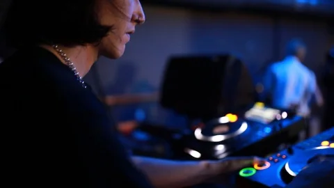 Handheld close-up shot DJ disking in the club Vídeo Stock 114886144