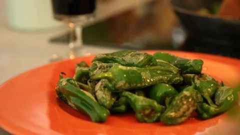 Handheld close-up shot of freshly served fried pepper on a plate Vídeo Stock 114846760
