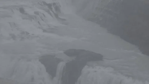 Handheld close up shot of Gullfoss waterfall in Iceland on a misty morning. Vídeos de archivo 248708023