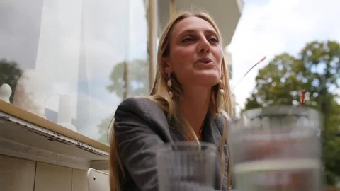 Handheld close-up shot of a woman talking at the coffee table Video stock 114886053