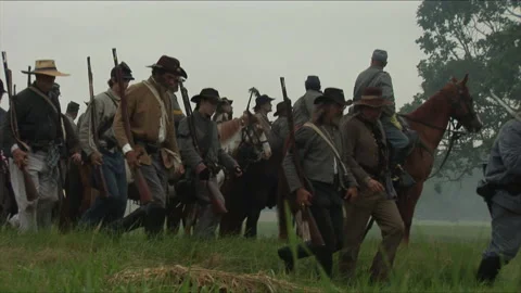 Handheld "Combat Camera" with Confederate Marching Line - Civil War Reenactment Stockbeeldmateriaal 184747316