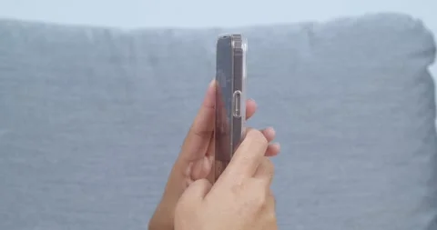 Handheld device manipulation indoors tutorial minimalist close-up tech 動画素材 334157552
