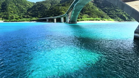 Handheld Footage of Clear water below Aka island bridge, Kerama, Okinawa Japan. 库存影片 249248580