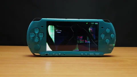 Handheld game console crashes and breaks the screen 库存影片 151908536
