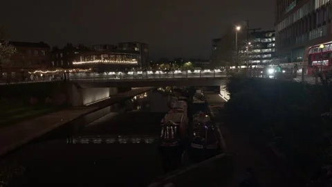 Handheld Night View of Granary Square Canal Bridge and Boats 库存影片 336923500