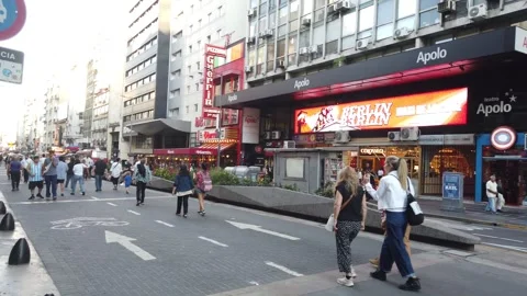 Handheld Pan Of Pizzeria Guerrin And Teatro Apolo On Corrientes Avenue Buenos 스톡 동영상 335209169