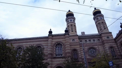 Handheld pan shot left to right of the Dohany Street Synagogue 스톡 동영상 125142985