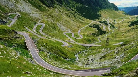 Handheld panning shot of winding Transfagarasan road in Romania Vidéo 342270227