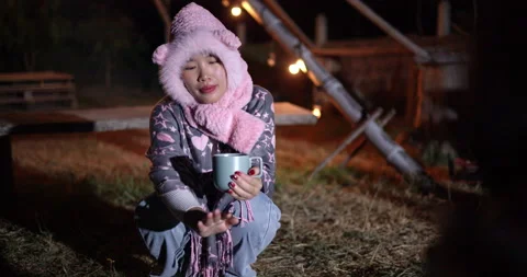 Handheld selective focus shot, Two Asian women in warm clothing sit around .. Vidéo 301591127