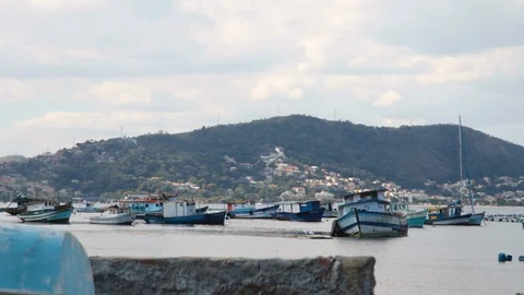 Handheld shot of boats docked at sea with mountains of Guanabara bay, Brazil Vidéo 123736945