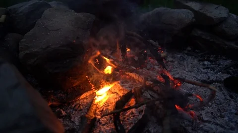 Handheld shot of bonfire burning Vídeo Stock 114883109