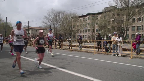 Handheld shot of Boston Marathon runners 動画素材 333936337