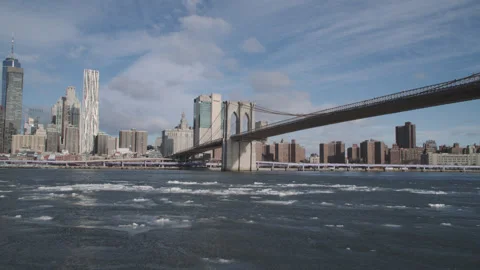 Handheld shot of the Brooklyn Bridge on a winter morning. 스톡 동영상 329397191