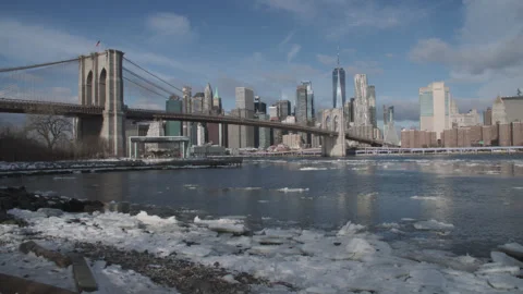 Handheld shot of the Brooklyn Bridge on a winter morning. 스톡 동영상 329397210