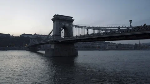 Handheld shot of Chain Bridge during sunset in Budapest 스톡 동영상 125135097