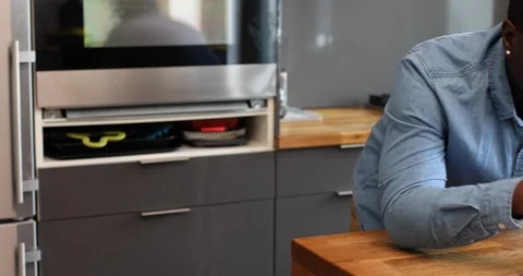 Handheld shot of concentrate man using laptop in kitchen Video stock 119794961