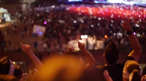 Handheld shot of a crowd making party at a rock concert Vidéo 52739140