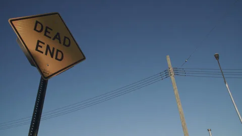 Handheld shot of a dead end sign Stock Footage 328063259