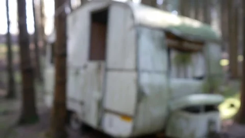 Handheld shot of a destroyed caravan in the forest - 4k 库存影片 127182750