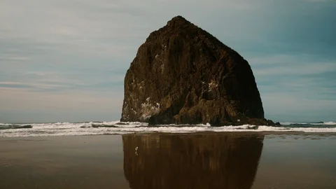 Handheld shot of Haystack Rock on Cannon Beach, Oregon 库存影片 102417353