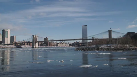 Handheld shot of ice floating on New York City's East River Vídeo Stock 329397143