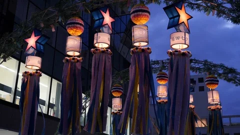 Handheld shot of light up decorative lanterns hanging on wreath at night, Japan Vídeos de archivo 146145300
