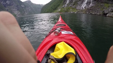 Handheld shot of a man kayaking towards the waterfall 스톡 동영상 114883034