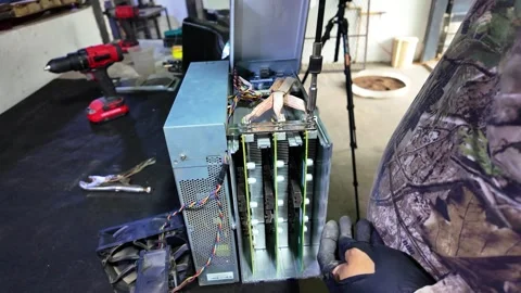 Handheld Shot of Man Maintaining ASIC Crypto Mining Rig with Cordless Tool 스톡 동영상 332291901