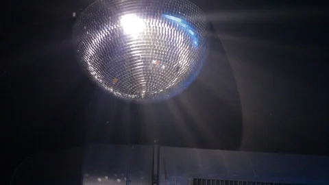 Handheld shot of mirror ball on ceiling of nightclub Vídeo Stock 114848164