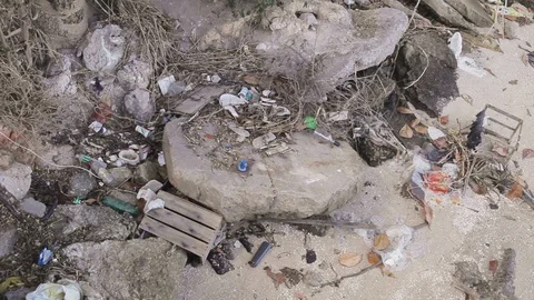Handheld shot of sandy beach polluted with garbage, Guanabara bay, Brazil Vidéo 123737010