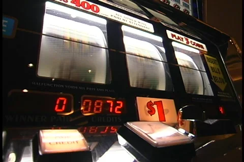 Handheld shot of Slot machine win 動画素材 108972