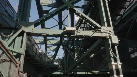 Handheld shot of the subway passing through Queens, New York City. 스톡 동영상 275609230