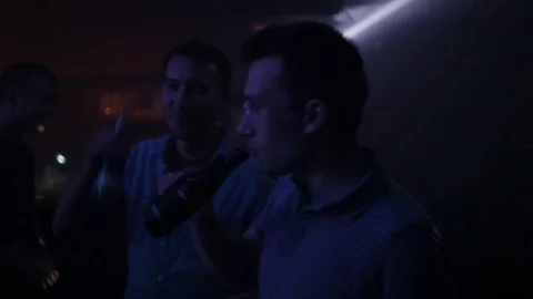 Handheld shot of two men with beer drinks and dance on dance floor 스톡 동영상 114848322