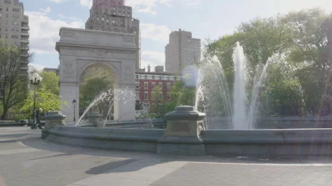 Handheld shot of Washington Square Park on a spring day Stock-Footage 275597495