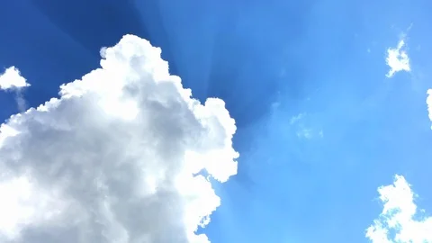 Handheld shot of white clouds and sunbeams moving in blue sky 스톡 동영상 120419106