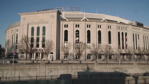 Handheld shot of Yankee Stadium on a spring day Vídeos de archivo 332121655