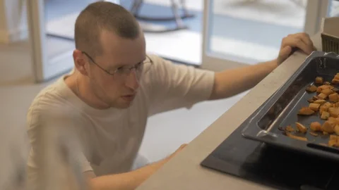 Handheld shot of young man adjusting oven temperature Vídeo Stock 114842485