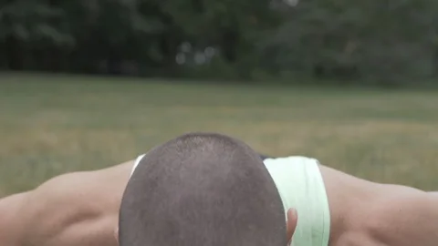Handheld shot of young man doing push-up Vídeo Stock 114843609